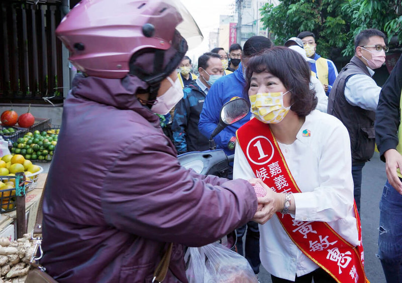 嘉義市長選舉倒數，爭取連任的市長黃敏惠（前右）16日到南田市場拜票，懇託市民投票支持。（黃敏惠競選總部提供）中央社記者黃國芳傳真  111年12月16日