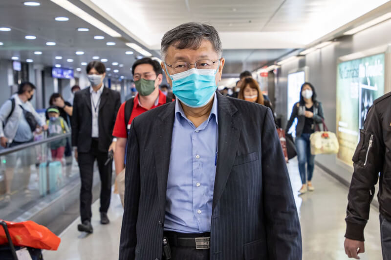 台灣民眾黨主席柯文哲（前中）日前重回台大醫院上班，並於2月1日正式退休。（中央社檔案照片）