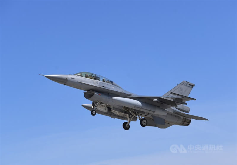 美國參議院通過2023財政年度國防授權法案，授權未來5年提供台灣100億美元軍援。圖為F-16戰鬥機從台東志航基地起飛，空中巡弋。（中央社檔案照片）