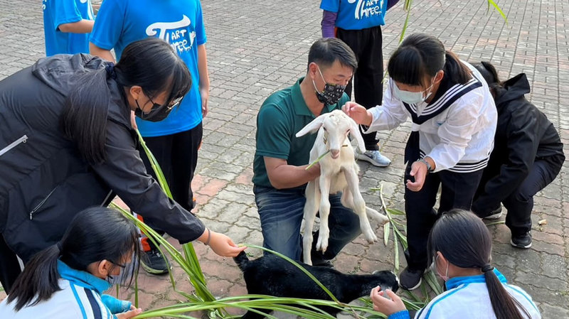 羊肉為高雄市岡山區特產之一，嘉興國中為讓學生瞭解職場特質與辛勞，邀請養羊達人入校分享養殖甘苦，也帶學生品嚐無污染羊奶、親手餵食小羊。（高雄市政府提供）中央社記者曾以寧傳真 111年12月16日