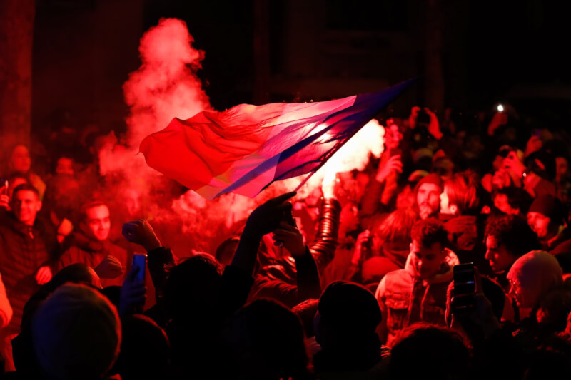 法國闖進世足決賽，14日球迷聚集在巴黎香榭麗舍大道慶祝。（安納杜魯新聞社）