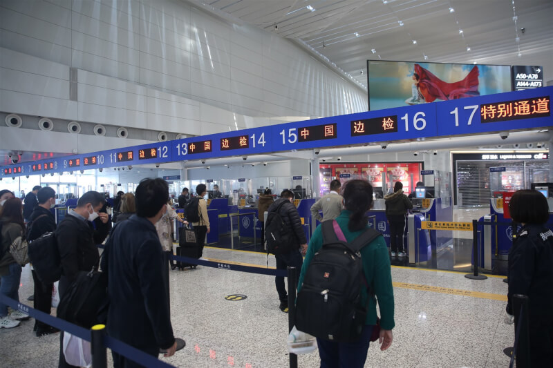 中國推出優化防疫新10條後，兩岸直航4個城市陸續宣布取消5+3入境隔離天數中的「+3」，滿5天一律離開隔離旅館。圖為9日廣州白雲機場出入境旅客。（中新社）