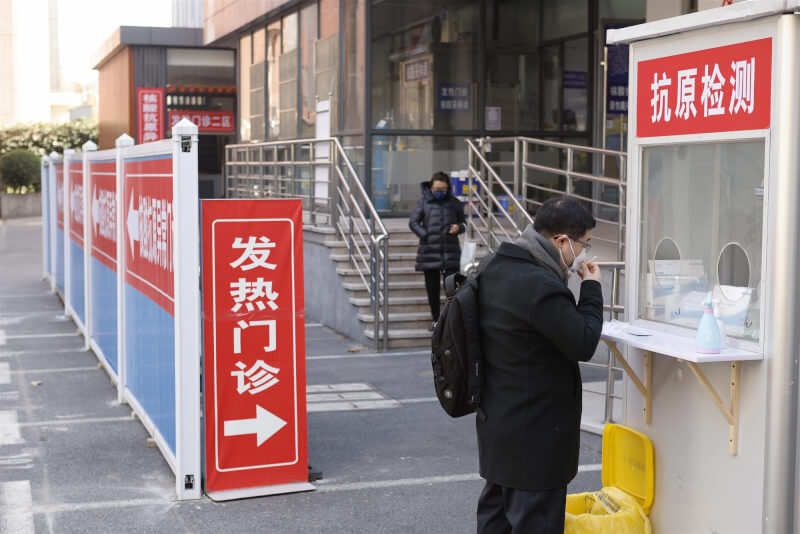 上海市民15日於醫院外進行抗原檢測。（中新社）