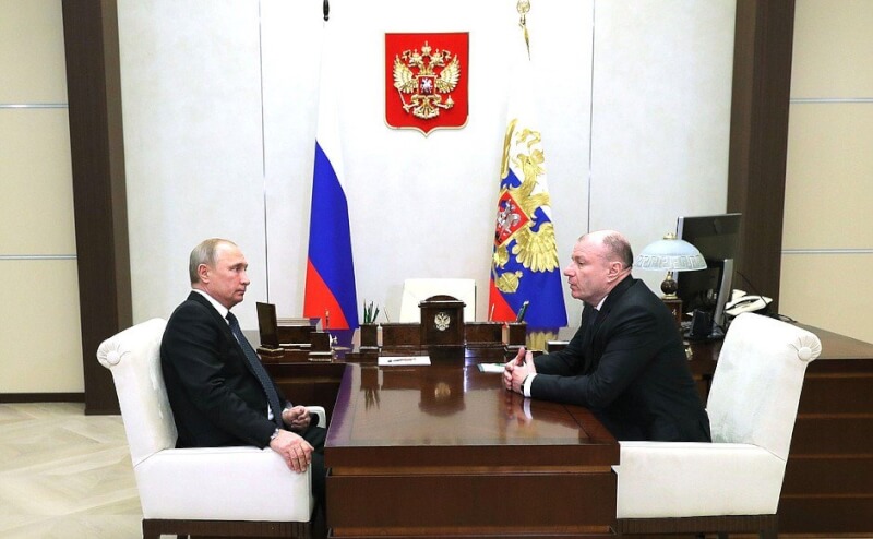 美國15日制裁俄羅斯金融服務產業和俄國商人波塔寧（右）。圖左為俄羅斯總統蒲亭。（圖取自twitter.com/KremlinRussia_E）