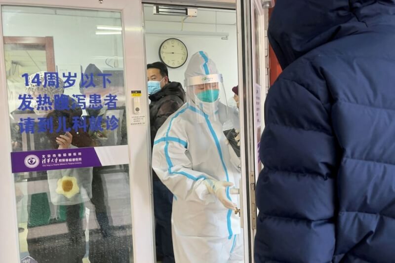 圖為15日北京一家醫院發熱門診排隊人潮。（路透社）