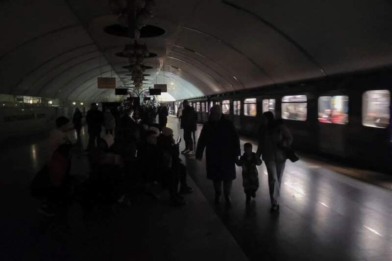 俄羅斯16日再度發射飛彈襲擊烏克蘭，擊中全國各地的關鍵基礎設施。圖為民眾在地鐵站避難。（路透社）