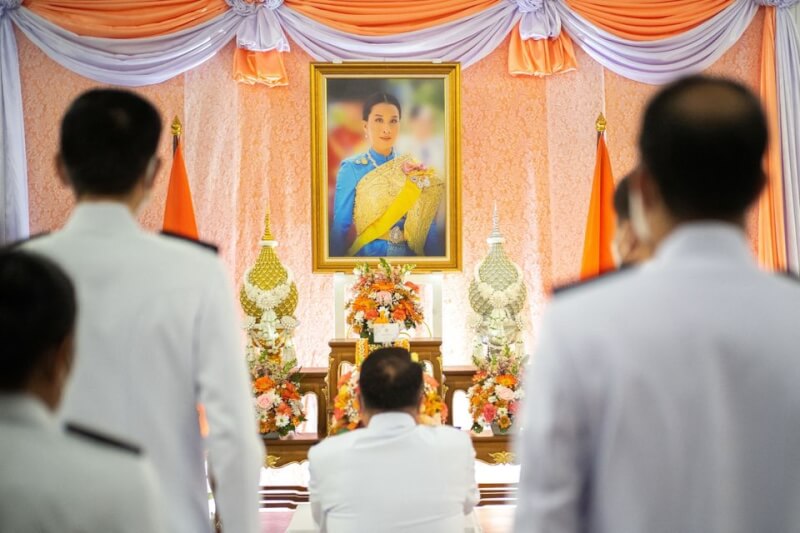泰國長公主帕差拉吉帝雅帕14日心臟病突發失去意識。圖為16日泰國官員在長公主肖像前替她祈福。（路透社）