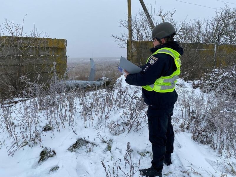 圖為16日烏克蘭警察查看俄羅斯發射的飛彈。（路透社）