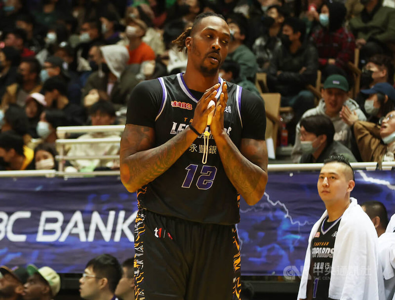 T1聯盟新北中信特攻隊17日例行賽在主場迎戰「魔獸」霍華德（Dwight Howard）領軍的桃園永豐雲豹隊，適逢寒流來襲，霍華德在場下休息時，特別拿出暖手寶取暖保溫。中央社記者張新偉攝  111年12月17日