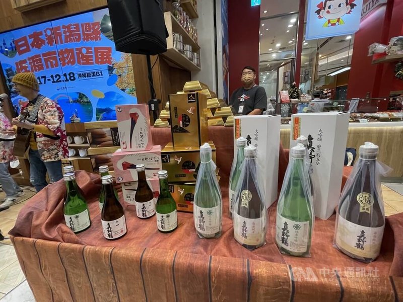 日本佐渡市農特產品展17日高雄漢神巨蛋開幕，現場展售日本酒、朱鷺雞蛋饅頭、吟釀生巧克力蛋糕、乾燥香菇等特產。中央社記者曾以寧攝  111年12月17日