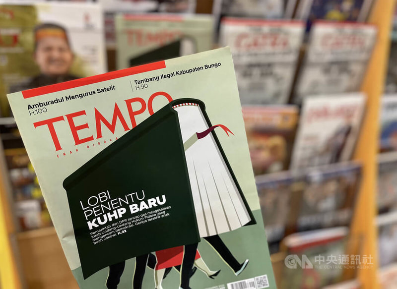 12月11日出刊的印尼時代報週刊（Tempo magazine）大篇幅報導新刑法爭議，並稱此法威脅民主。中央社記者李宗憲雅加達攝 111年12月17日
