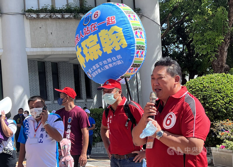 台東縣議會正副議長選舉，國民黨中央黨部提名現任議長吳秀華和副議長林琮翰繼續搭檔，一般預料將順利過關。圖為10月21日林琮翰（右）參選台東縣議員抽中競選號次6號。中央社記者盧太城台東攝  111年12月17日