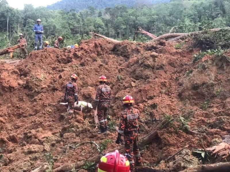 馬來西亞西南部雪蘭莪州16日凌晨發生山崩，土石滑落到一處露營區，已造成至少21人死亡。圖為救難人員在現場搜救。（圖取自facebook.com/BombaMalaysia.syed）