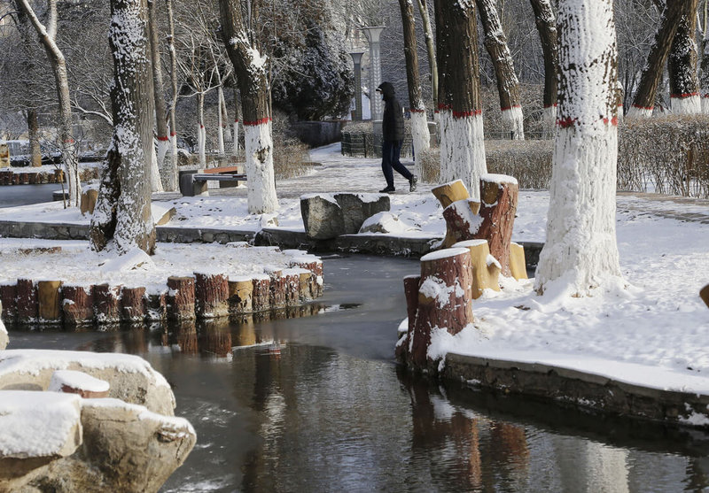 寒流來襲，中國中央氣象台17日指出，中國近9成領土最低溫將破攝氏零度。圖青海省西寧市降雪。（中新社提供）中央社  111年12月17日