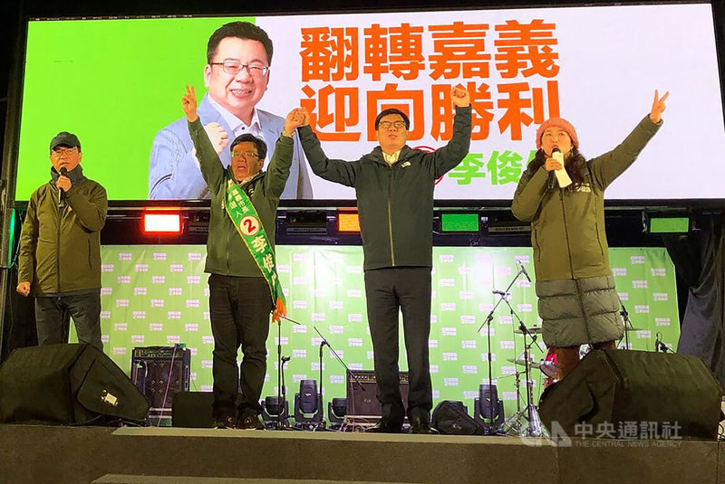 嘉義市長選舉18日投票在即，民進黨籍候選人李俊俋（左2）17日舉辦造勢晚會，高雄市長陳其邁（右2）到場站台，籲鄉親全力支持李俊俋，讓嘉市發展大步向前。中央社記者黃國芳攝  111年12月17日