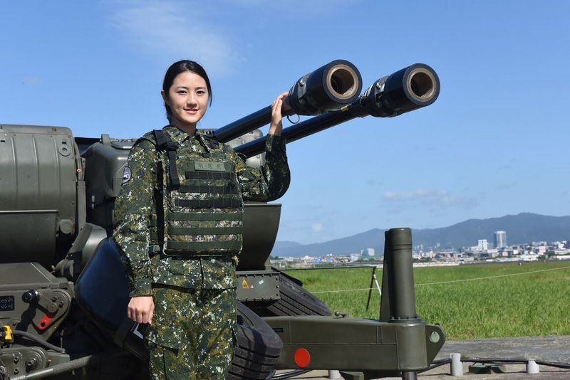 空軍17日推出民國112年度桌曆，封底隱藏版主角人物是服役防空35快砲部隊的胡恩慈下士。（空軍提供）中央社記者游凱翔傳真  111年12月17日