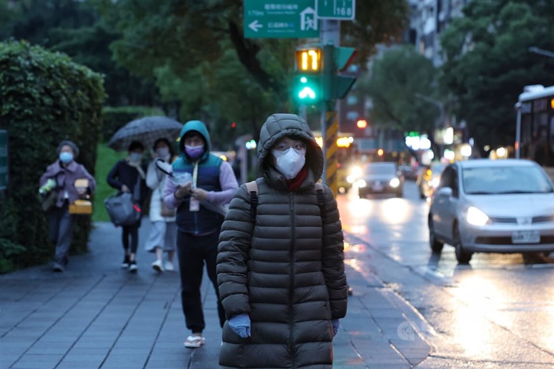 中央氣象局表示，17日越晚越冷，寒流會持續影響到18日，最冷時間點北部會落在18日清晨。圖為台北市信義區街頭民眾晚間穿起厚外套禦寒。中央社記者趙世勳攝 111年12月17日