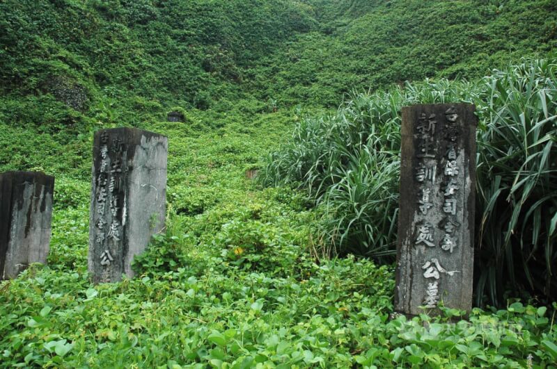 從綠島人權園區進入燕子洞前會經過「台灣省保安司令部新生訓導處公墓」，雖是公墓，但因沒有規劃、隨地形而葬且長久無人掃墓，被當地人稱為亂葬崗；不過，該處其實是政治犯的「第十三中隊」，埋葬許多政治受難者。圖為2006年8月19日公墓區景象。中央社記者盧太城台東攝 111年12月17日