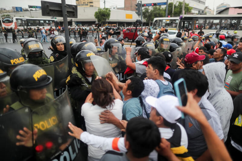秘魯前總統卡斯蒂約日前遭罷黜後被捕引發示威，已知18人在衝突中喪生。圖為15日警方與示威者發生衝突。（路透社）