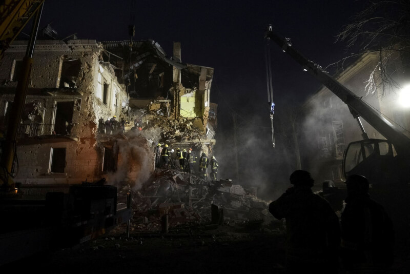 圖為烏克蘭救難人員16日趕赴克利福洛市一處遭砲擊的住宅搶救。（路透社）