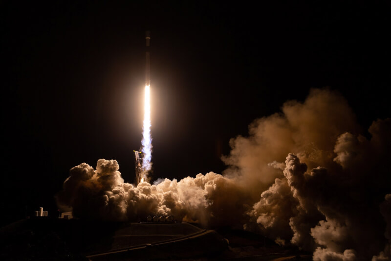美國國家航空暨太空總署（NASA）主導、首次對地表水進行全球調查的國際任務，16日清晨由獵鷹9號火箭將調查衛星發射升空。（圖取自twitter.com/NASA）