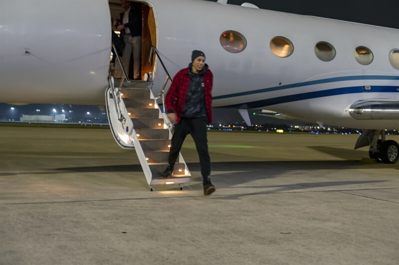 美國女子職籃（WNBA）球星格林納獲俄羅斯釋放，9日抵達德州聖安東尼奧的美軍機場。（Miquel A. Negron/U.S. Army via 美聯社）