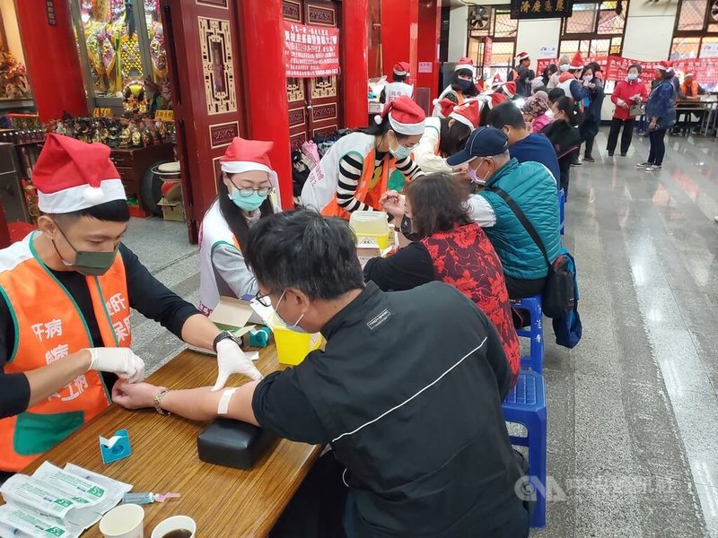 肝病防治學術基金會18日在蘆洲湧蓮寺舉辦免費抽血暨腹部超音波癌篩活動，儘管天氣寒冷，但一早仍吸引排隊人潮。中央社記者王鴻國攝  111年12月18日