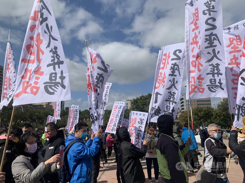 新竹縣反對湖口生命園區自救會18日發起車隊遊行抗議，表達反對縣府在湖口鄉建縣立生命紀念園區立場，許多民眾手舉寫有「堅決拒設第2座火葬場」的白旗。中央社記者郭宣彣攝  111年12月18日