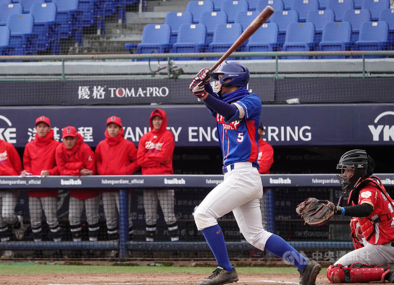 2022新北富邦國際城市U18棒球邀請賽18日開打，台北市隊張元愷（藍衣者）投打有表現，率隊以2比1擊敗台東縣隊，拿下首勝。中央社記者謝靜雯攝  111年12月18日