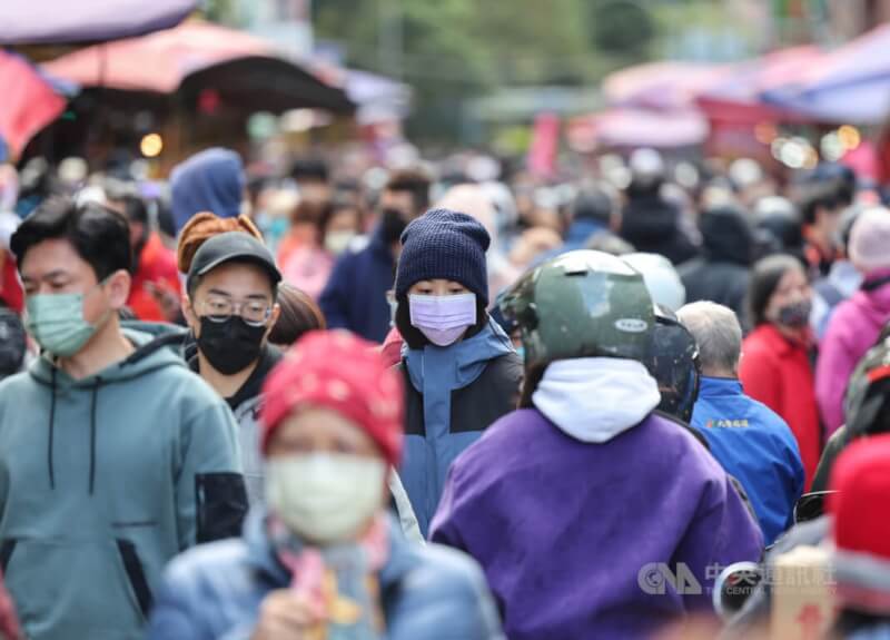 國內18日新增1萬5034例COVID-19本土病例。圖為台北市民眾到中山區市場採買，穿著厚衣物保暖。中央社記者王飛華攝　111年12月18日