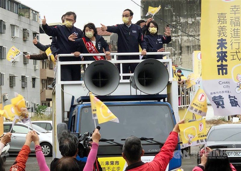 圖為國民黨主席朱立倫（前右2）14日陪同爭取連任的市長黃敏惠（前左2）車隊掃街拜票。（中央社檔案照片）