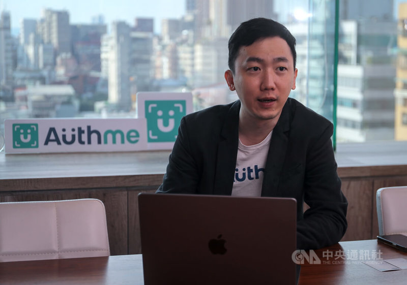 Authme執行長李紀廣指出,過去創業投入加密貨幣交易所,從中看到數位身分驗證痛點,因此投入研發人工智慧技術為基礎的自動數位身分驗證技術;團隊也曾拿下金管會舉辦第一屆監理科技黑客松冠軍。中央社記者裴禛攝 111年12月18日