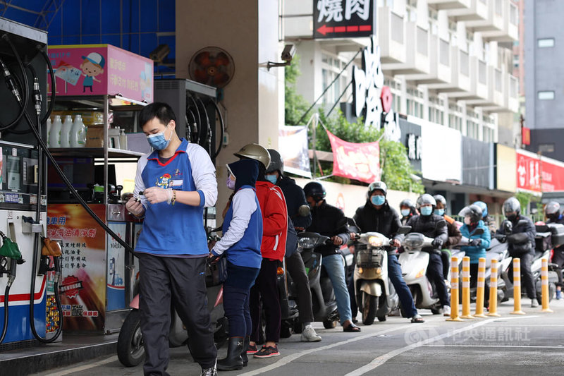 台灣中油18日表示，19日凌晨零時起，汽油每公升調漲新台幣0.1元、柴油不調整；發油量最大的95無鉛汽油，調整後每公升價格為30.5元。圖為18日上午新北市淡水區一間加油站，機車騎士排隊等候加油。中央社記者趙世勳攝　111年12月18日