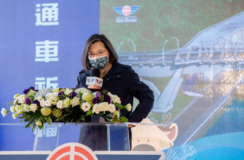 宜蘭縣南方澳跨港大橋重建完成，18日下午通車，總統蔡英文（圖）上午出席通車祈福典禮致詞表示，她很高興跟大家一起見證，也期待南方澳的轉型重生。（總統府提供）中央社記者王朝鈺傳真  111年12月18日