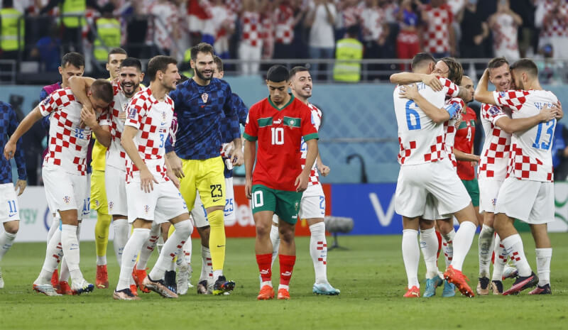 克羅埃西亞18日以2比1擊敗摩洛哥，拿下隊史第2座世界盃季軍，賽後克羅埃西亞球員擁抱慶祝，摩洛哥球員難掩失落。（共同社）
