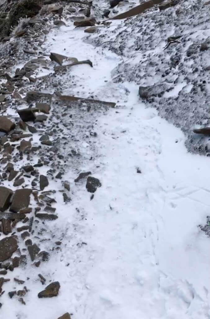 雪霸國家公園管理處18日表示，有山友攀登雪山主峰途中發現，海拔3500公尺以上區域有積雪，提醒山友隨時注意路況，確保安全。（山友Derek Lin提供）中央社記者郭宣彣傳真 111年12月18日
