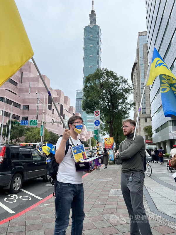 台烏陣線發起人何曼柯（Alex Khomenko）（左）邀請來台演講兩週的烏克蘭戰地醫生蘇可藍科（Oleksandandr Sokolenko）（右）參加街頭抗議活動。中央社記者黃雅詩攝  111年12月18日