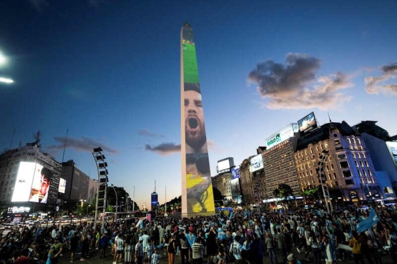 阿根廷球迷17日聚集在首都布宜諾斯艾利斯市中心的地標方尖碑前等待冠軍賽到來。（美聯社）