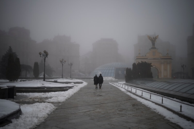 圖為17日基輔獨立廣場可見處處積雪。（美聯社）