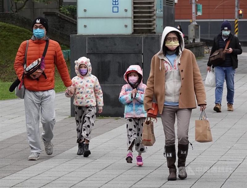 圖為台北南港車站周邊有民眾一家大小穿著厚實冬衣外出活動。（中央社檔案照片）