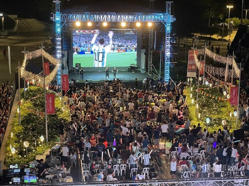 新加坡吹起世足風，約1000人聚集在新加坡體育城免費看阿根廷出戰法國的冠軍戰轉播。中央社記者侯姿瑩新加坡攝 111年12月19日