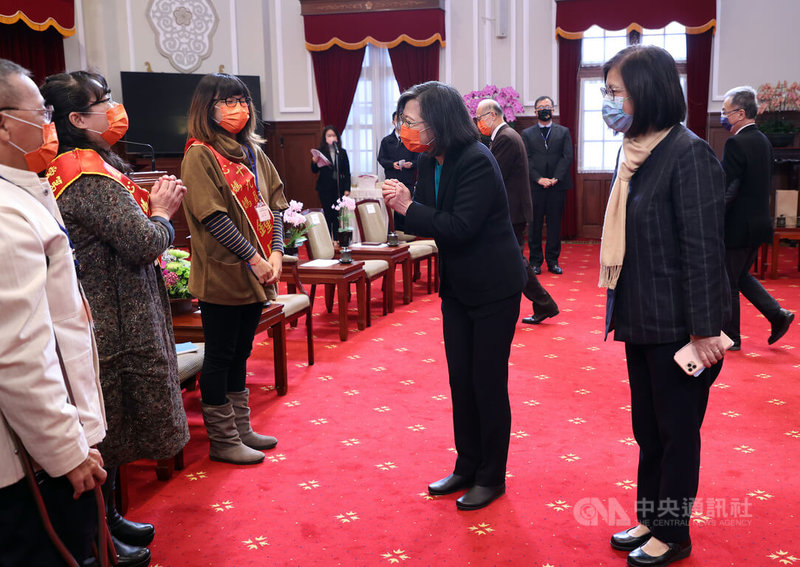 總統蔡英文（右2）19日由立法委員管碧玲（右）陪同，接見全國十大傑出愛心媽媽慈暉獎得獎人。中央社記者鄭傑文攝  111年12月19日