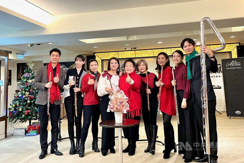 吹笛人室內樂團由音樂家樊曼儂（左5）創立，每年都固定舉行音樂會，今年「平安夜．長笛樂」音樂會將於24日平安夜在台北國家演奏廳演出，與樂迷們同歡。中央社記者趙靜瑜攝  111年12月19日