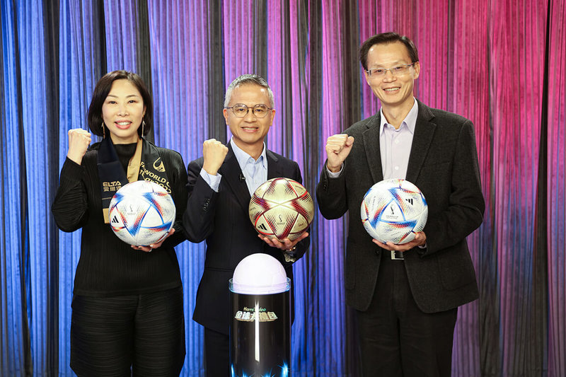 中華電信Hami Video轉播2022 FIFA世界盃足球賽，推出金球大禮包活動，最大獎特斯拉得主17日出爐，中華電信總經理郭水義（中）與愛爾達電視董事長陳怡君（左）、中華電信個人家庭分公司總經理蘇添財（右）共同出席抽獎儀式。（中華電信提供）中央社記者吳家豪傳真 111年12月19日