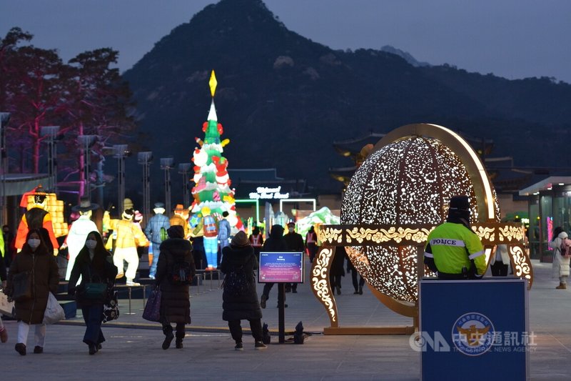 首爾燈節19日登場。為避免人潮聚集造成意外，首爾市政府表示，在人潮預期最密集的24日及31日都將增派安全人力。中央社記者廖禹揚首爾攝  111年12月19日