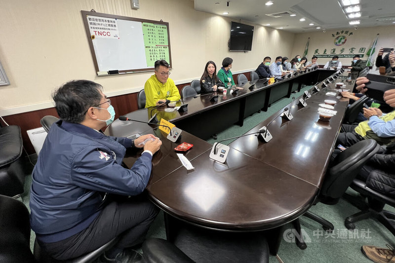 民進黨台南市議會黨團19日晚間在黨團辦公室開會討論25日的正副議長選舉事宜，台南市長黃偉哲（左1）以督導小組召集人身分列席。中央社記者楊思瑞攝 111年12月19日