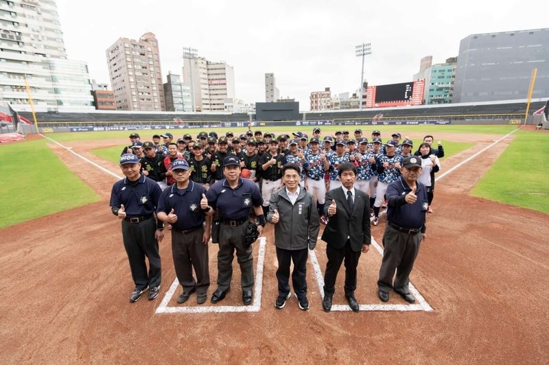 新竹市政府近日邀請全日本大學軟式野球聯盟及台灣多支青棒隊進行友誼交流賽，各隊皆對改善後的新竹市立棒球場表示肯定。圖為全日本大學軟式野球聯盟與新竹市成德高中青棒隊進行測試練習賽前合影，新竹市代理市長陳章賢（前右3）到場開球。（新竹市政府提供）中央社記者魯鋼駿傳真  111年12月19日