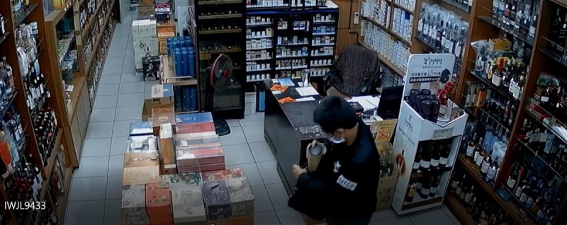 苗栗警分局陸續接獲報案指稱，店內熱賣洋酒遭竊，短短一個多月，就有5家業者受害，員警鎖定朱姓、陳姓2名慣竊涉有重嫌，約談到案時辯稱偷來的洋酒都已喝完，警方除依法函送外，更不排除涉及其他竊案，也呼籲被害人出面指認。（警方提供）中央社記者管瑞平傳真 111年12月19日