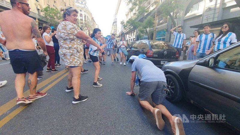 睽違36年,阿根廷拿下世足賽第3座冠軍盃,阿根廷全國上下舉國歡騰,更有民眾還願一路跪行爬向方尖碑。中央社記者黃韻如布宜諾斯艾利斯攝 111年12月19日