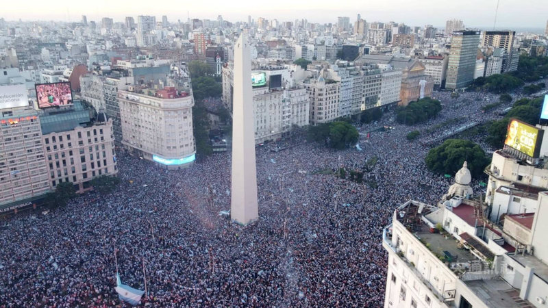 逾百萬人湧入阿根廷首都布宜諾斯艾利斯七九大道及方尖碑，歡慶阿根廷拿下世足賽冠軍，民眾到天黑後仍持續湧現，心情高昂雀躍，施放煙火，不停唱著加油歌。中央社記者黃韻如布宜諾斯艾利斯攝 111年12月19日